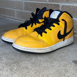 Air Jordan 1  mid “taxi” yellow and black